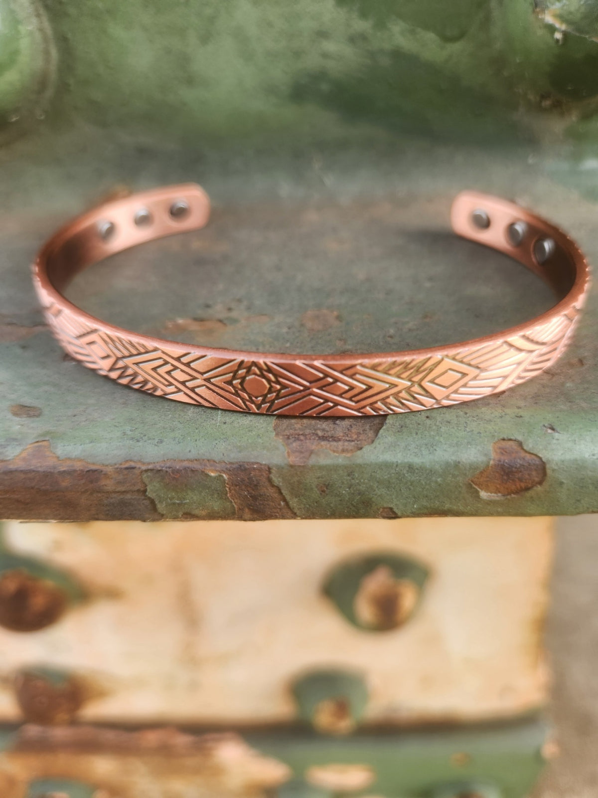 Small geometric diamond cuff front