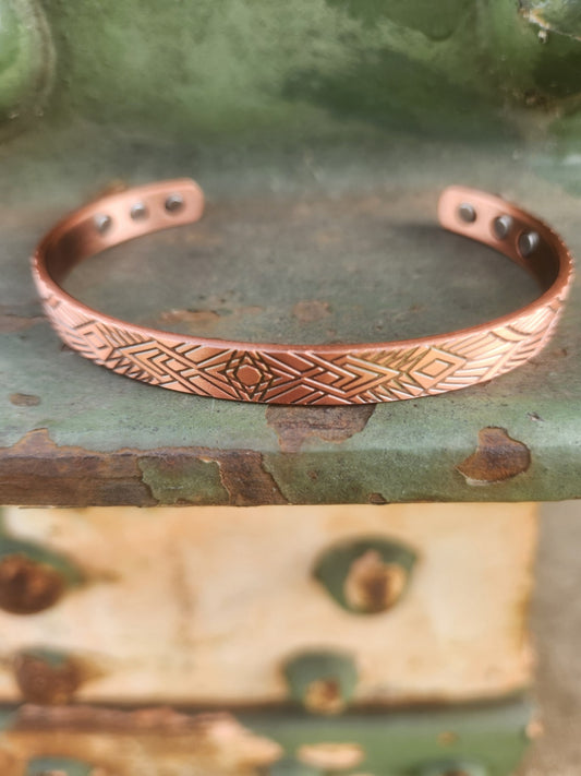Small geometric diamond cuff front