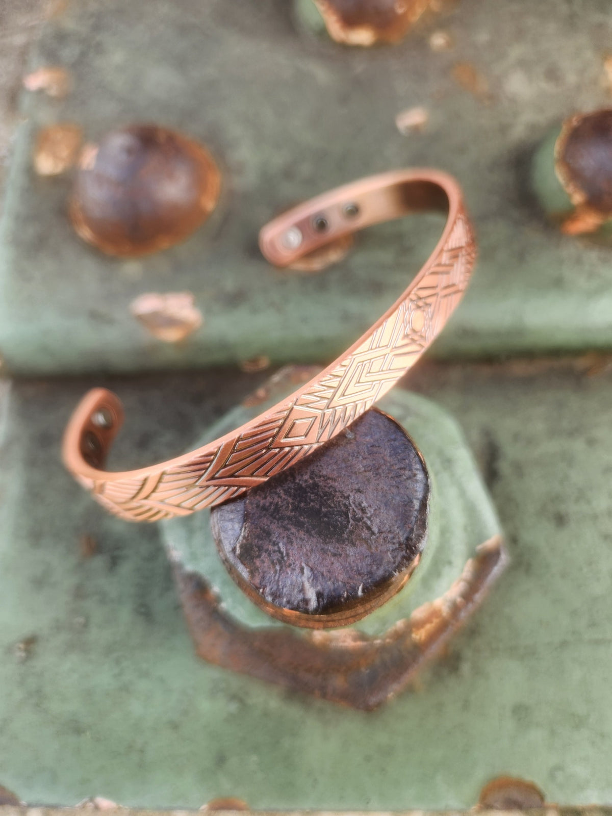 Small geometric diamond cuff angled