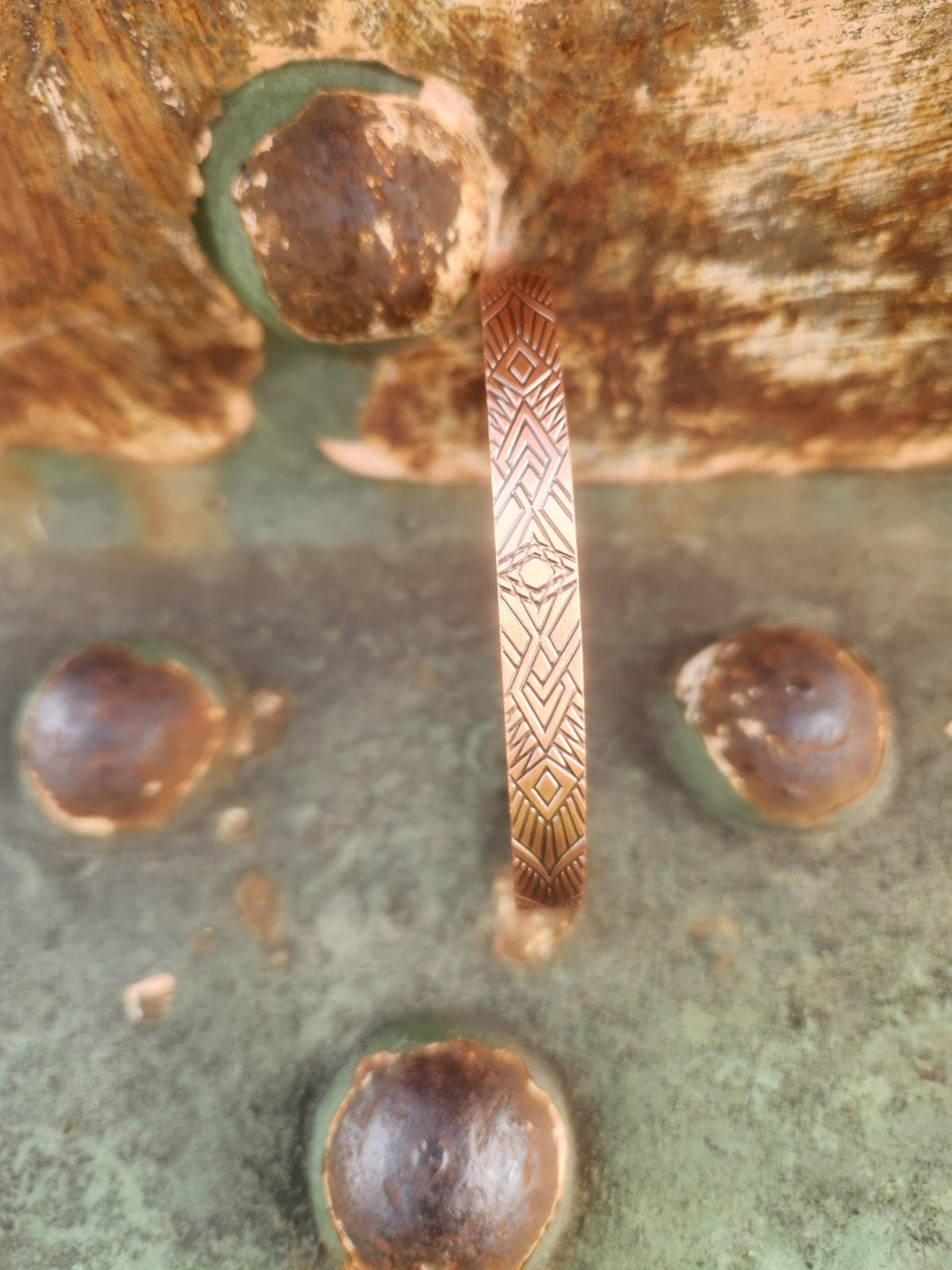 Small geometric diamond cuff detail